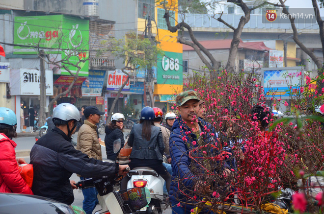 Người mua hoa lý giải việc phải chờ đến ngày 29, 30 Tết: Cũng vì nhiều người bán hét giá cao quá!